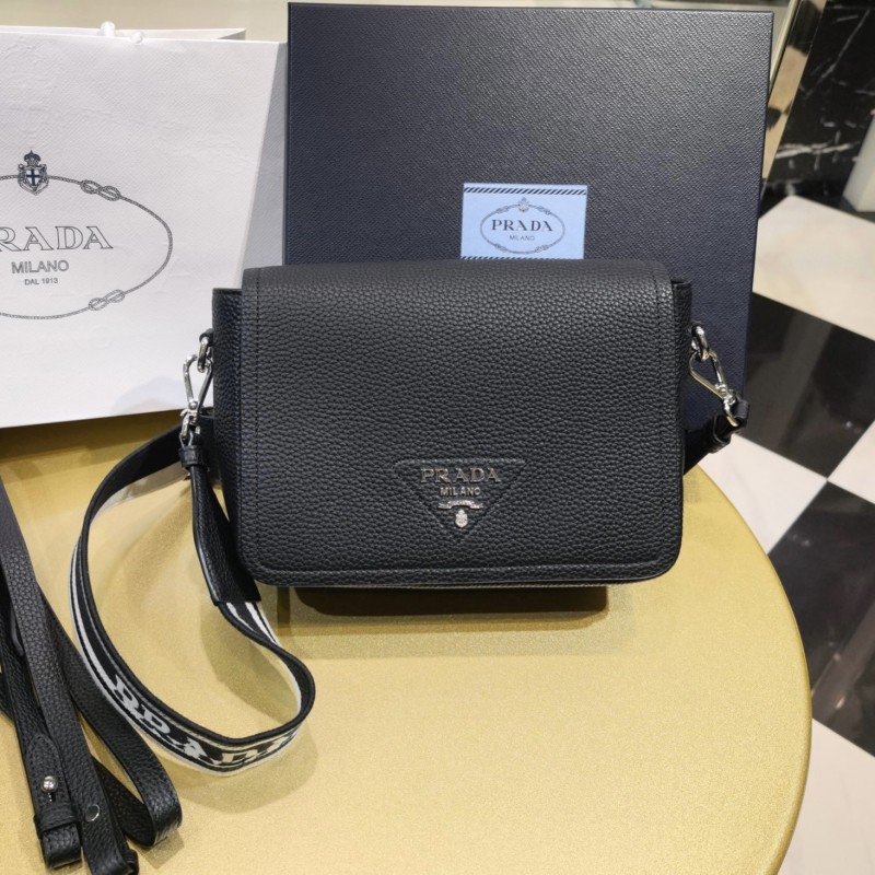 Prada 翻盖单肩斜挎包