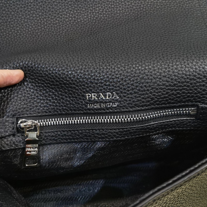 Prada 翻盖单肩斜挎包