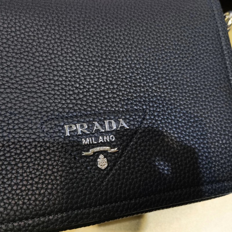 Prada 翻盖单肩斜挎包