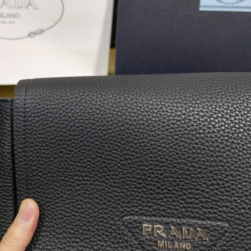 Prada 翻盖单肩斜挎包