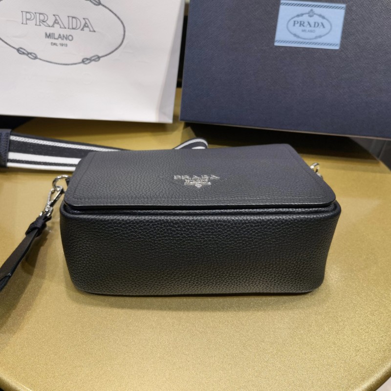 Prada 翻盖单肩斜挎包