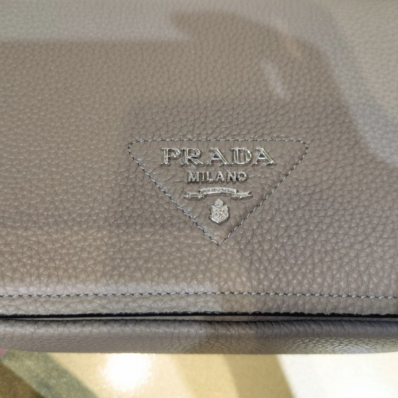 Prada 翻盖单肩斜挎包