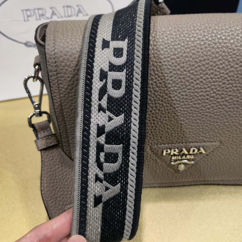 Prada 翻盖单肩斜挎包