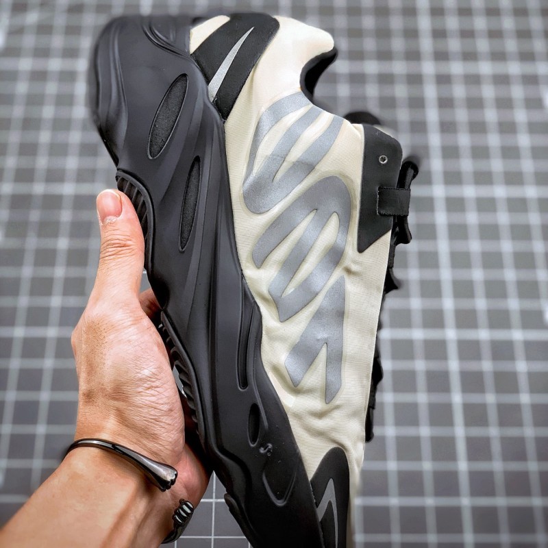 Adidas Yeezy 700