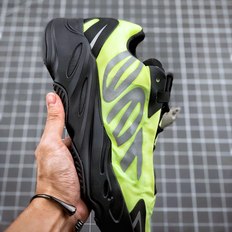 Adidas Yeezy 700