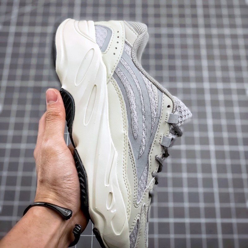 Adidas Yeezy 700