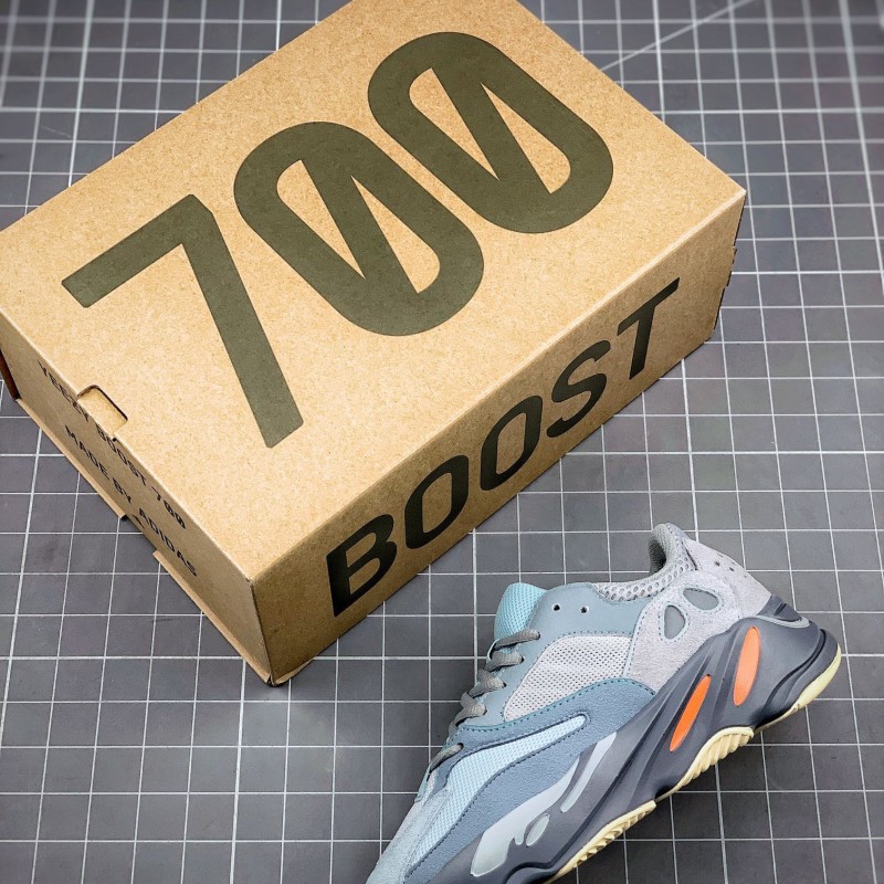 Adidas Yeezy 700