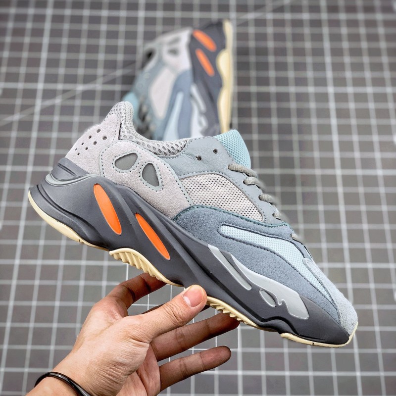 Adidas Yeezy 700