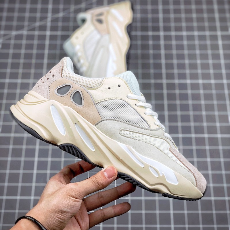 Adidas Yeezy 700