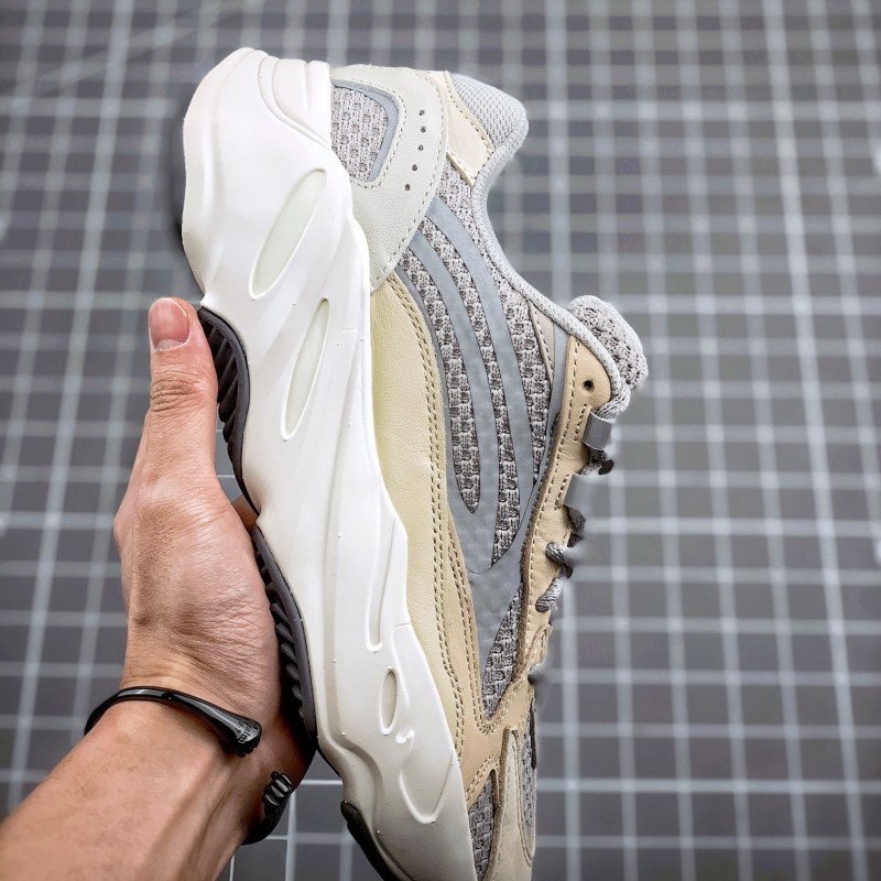 Adidas Yeezy 700