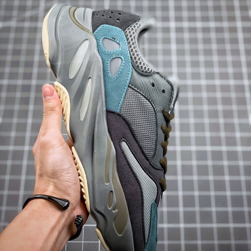 Adidas Yeezy 700