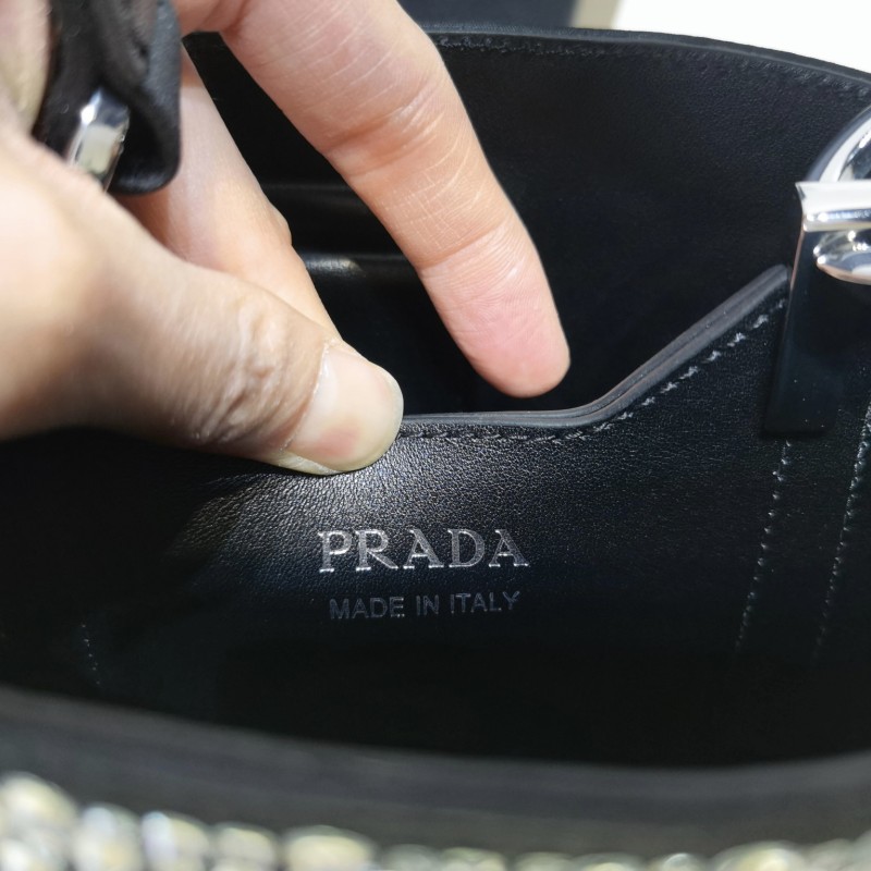 Prada 水桶包