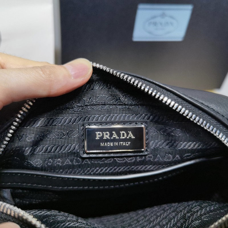 Prada 斜挎包