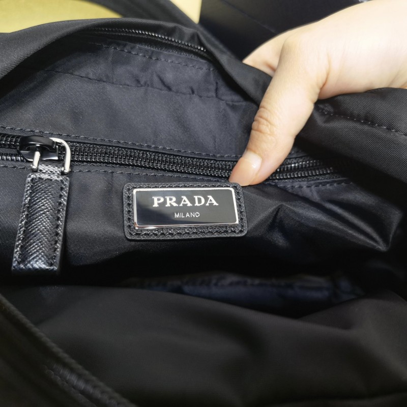 Prada 斜挎包