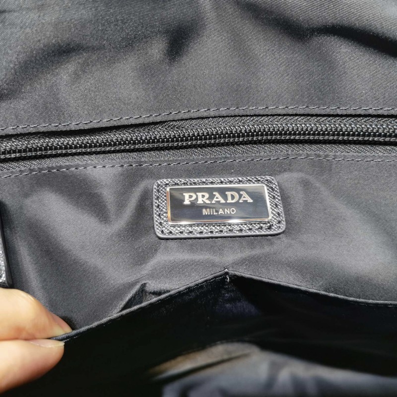 Prada 邮差包 / 斜挎包