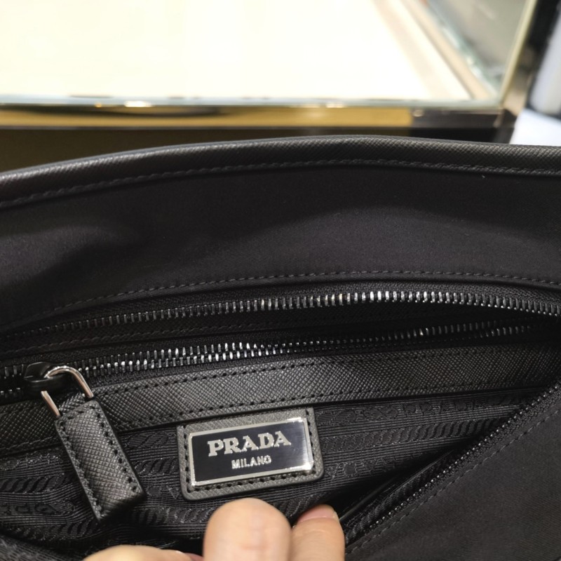 Prada 斜挎包