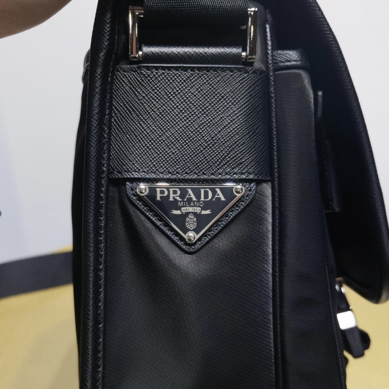 Prada 邮差包 / 斜挎包