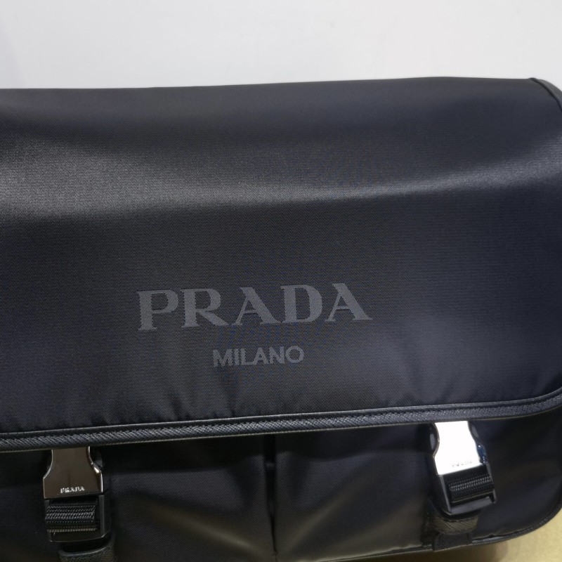 Prada 邮差包 / 斜挎包