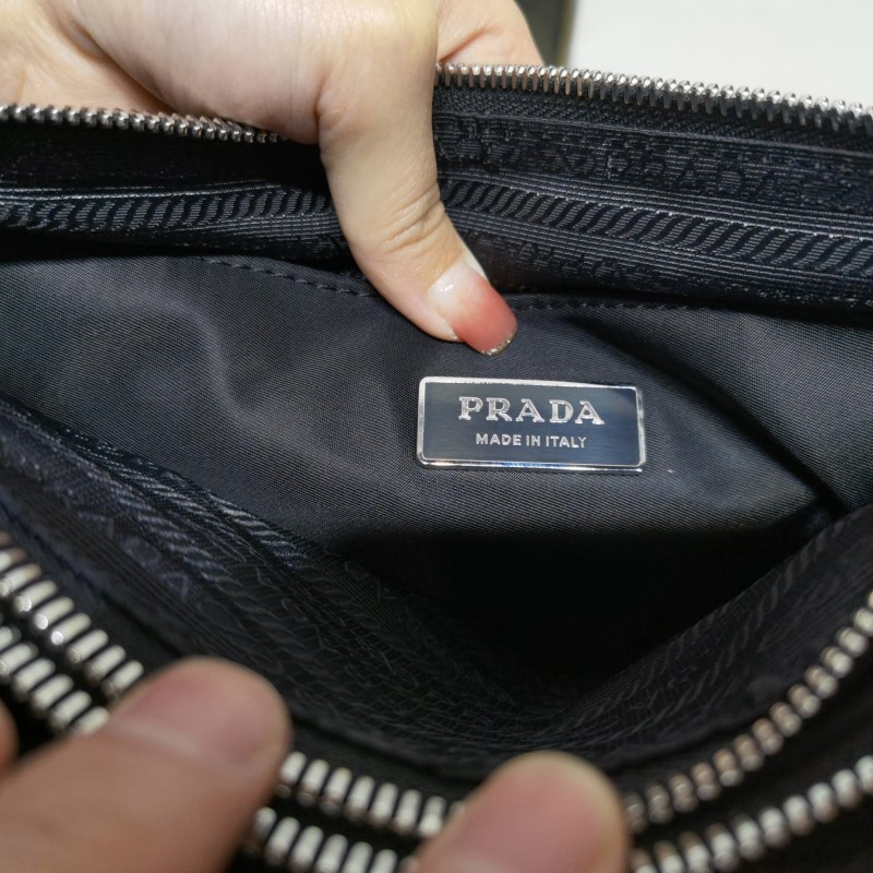 Prada 邮差包 / 斜挎包