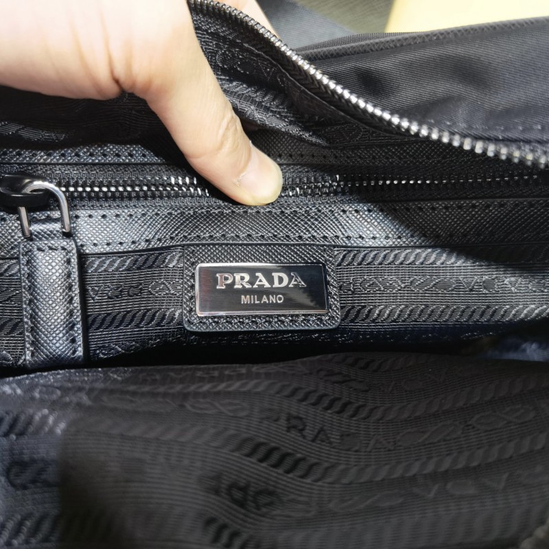 Prada 邮差包 / 斜挎包