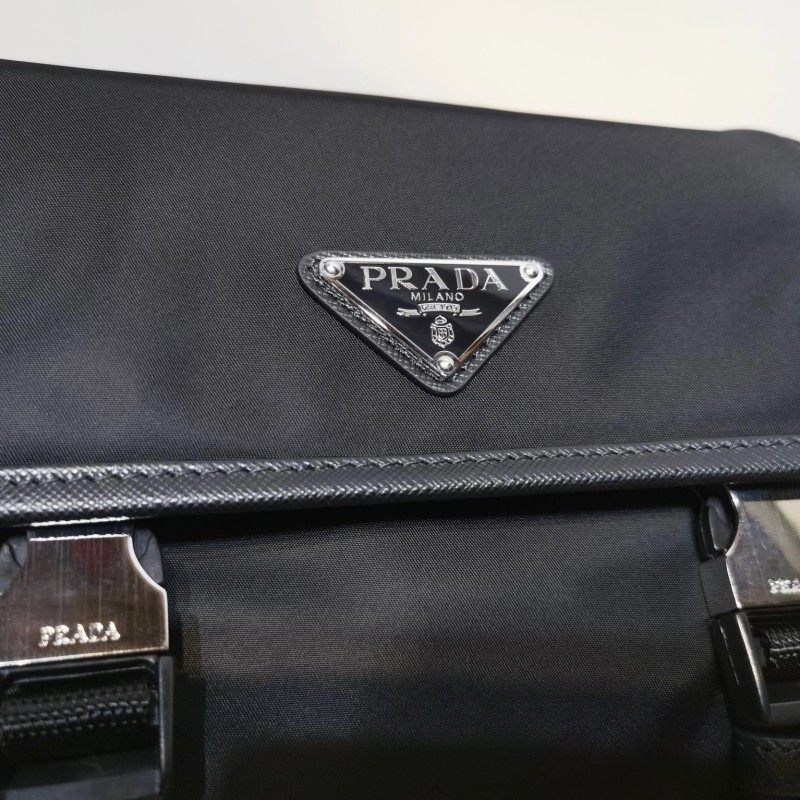 Prada 邮差包 / 斜挎包