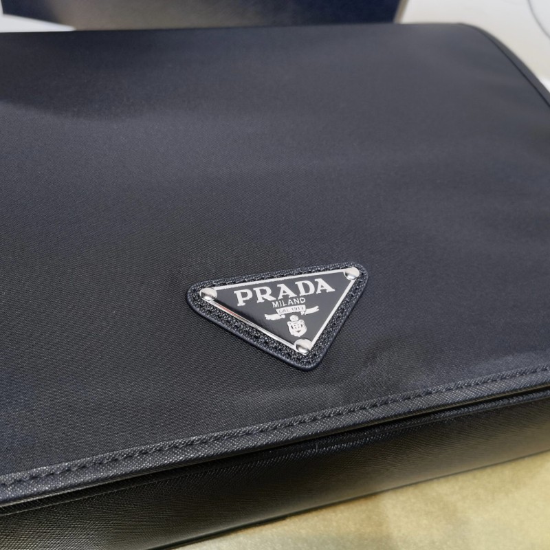 Prada 邮差包 / 斜挎包