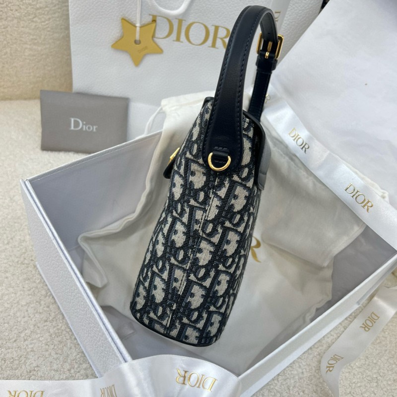 Dior 30 Montaigne 迷你链条水桶包 / 薯条包